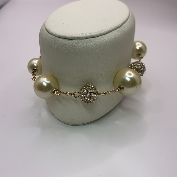 Versona Cream and Gold Vintage-Inspired Faux Pearl and Crystal Bracelet - Picture 3 of 6